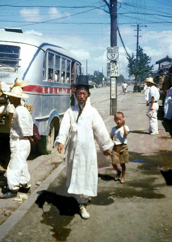 172 BOld Man and Bus,1952 (corrected).jpg