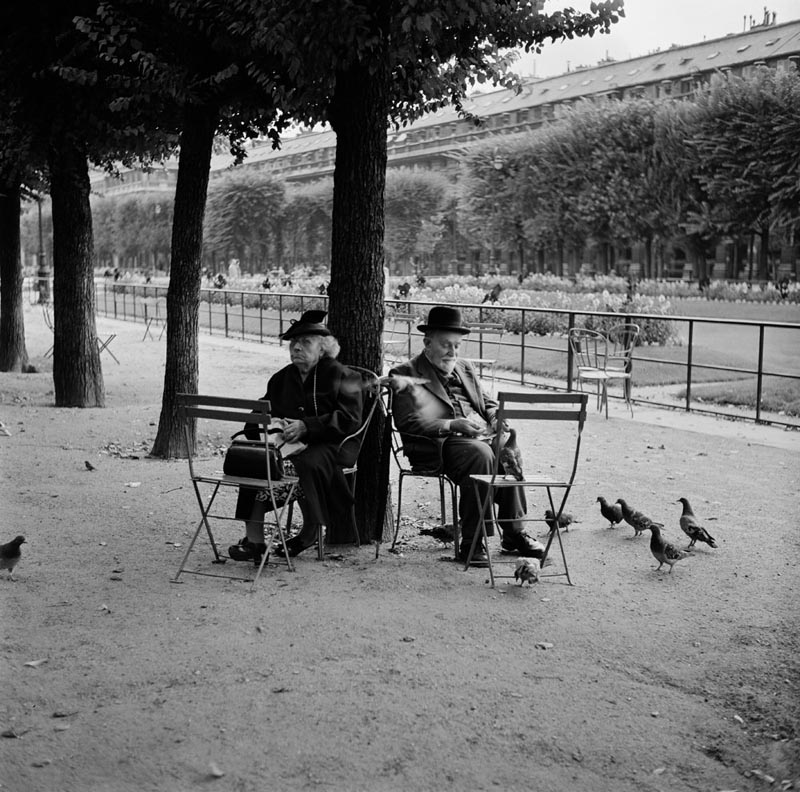 11 Old Couple in the park, Paris, 1955.jpg