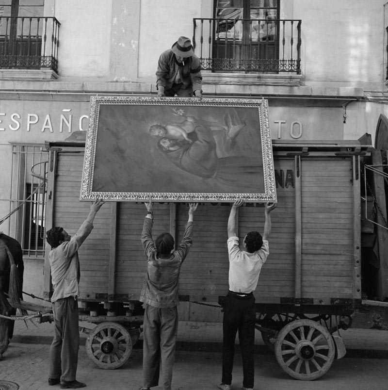 14 Four Men and a Painting, Italy, 1956.jpg