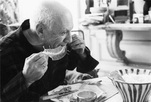 Fish and Pablo Picasso, the year 1957.jpg