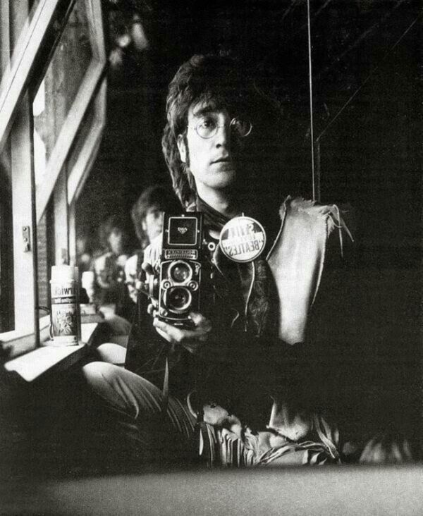 John Lennon takes pictures of herself in the mirror, 1967.jpg