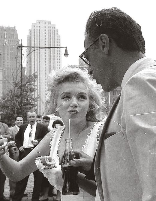 Marilyn Monroe and Arthur Miller and combo-lunch, year 1957, New York.jpg