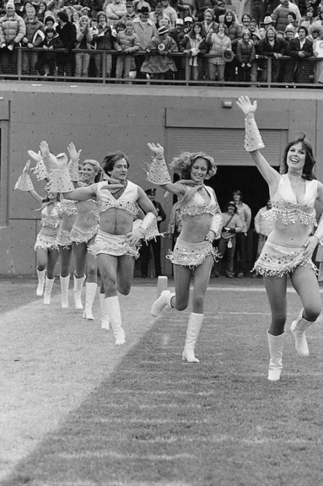 Robin Williams dressed as a cheerleader, 1980..jpg