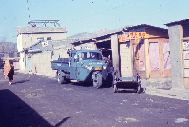 19 Korea-1972-76-3WheelTruck.jpg