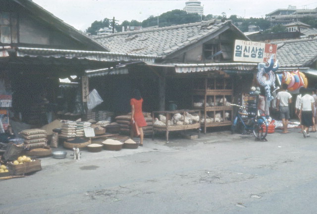 29-2 Korea-1972-73-MarketNearOrientApts.jpg