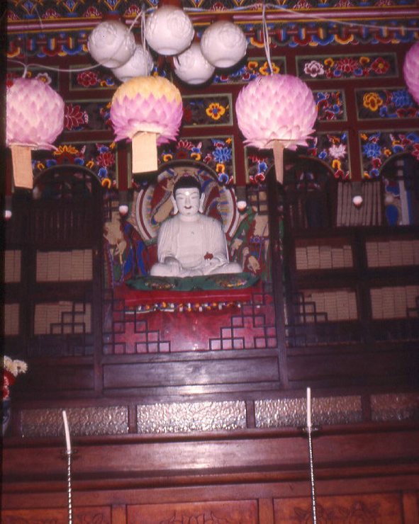 18 Korea-1972-04-TempleOfWhiteBudda-interior.jpg