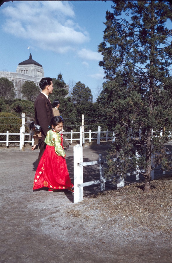 8 At Duk Soo Palace, 20 March 1955.jpg