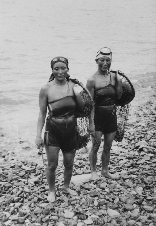 21 0 Haenyo (divers) at Tadie Po village near Busan, 1952.jpg