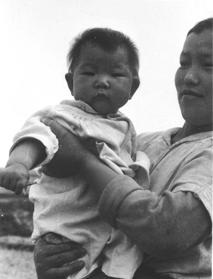 22a Mother and baby, Aug 1952, Busan.jpg