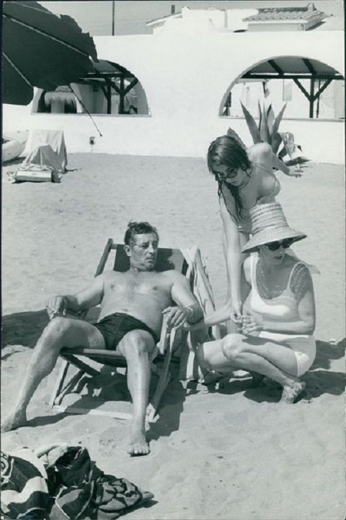 4 Robert Mitchum on the beach with his daughter Petrine, and his wife Dorothy, 1970s.jpg