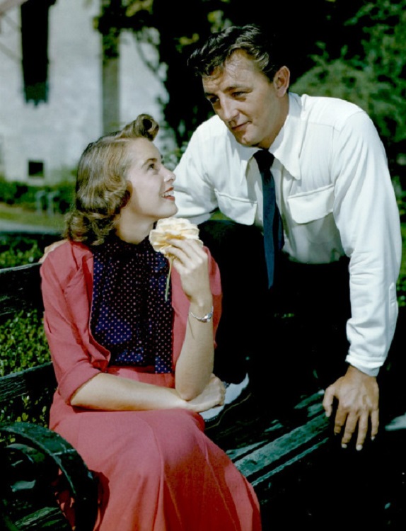 7 Janet leigh and Robert Mitchum on the set of Holiday Affair directed by Don Hartman, 1949.jpg
