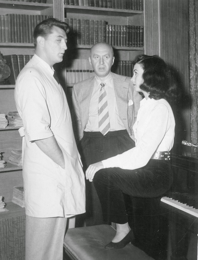 9a Robert Mitchum, Otto Preminger and Jean Simmons on the set of Angel Face, 1952.jpg