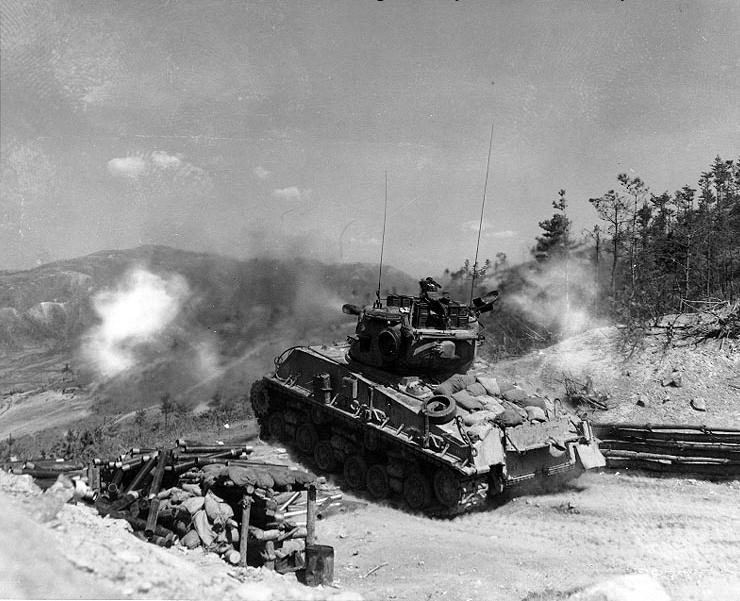 40 WIK_Sherman-Tank-in-action_Korea_1952.jpg