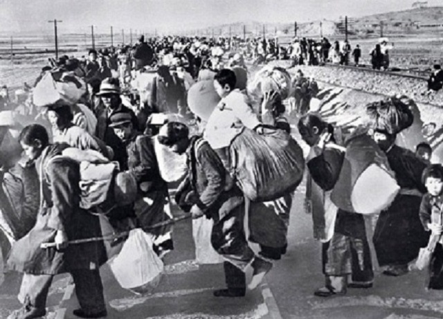 South_Korean_refugees_mid-1950.jpg