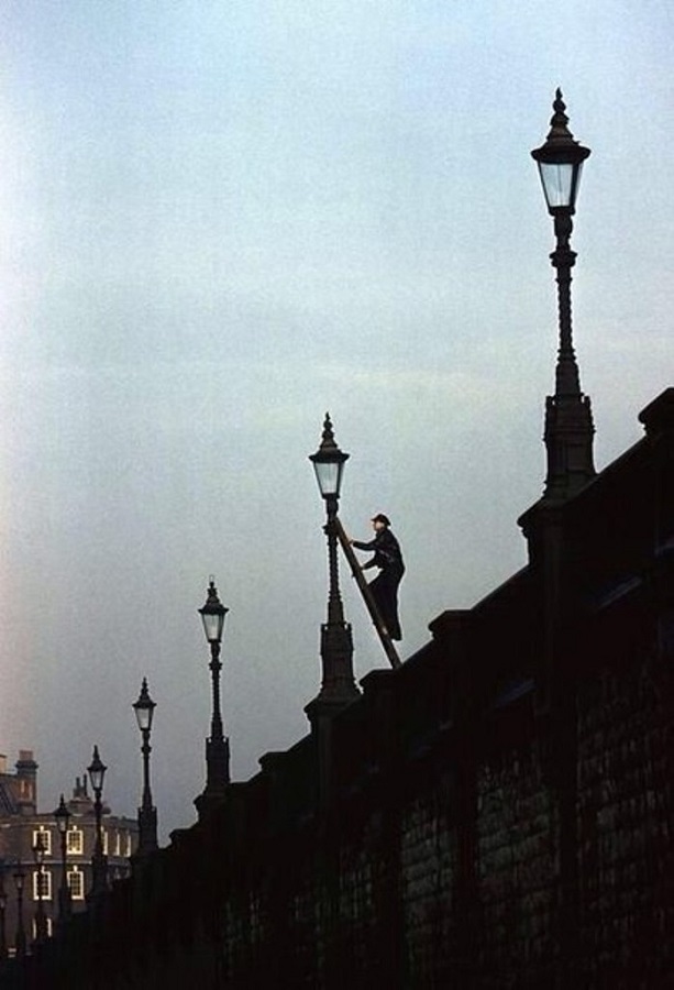 5 Igniter lamps during their work, London, 1962 year.jpg