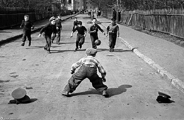 Street football, 1959.jpg