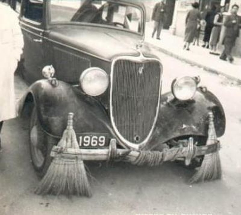 Street Sweeper machine, 1920.jpg