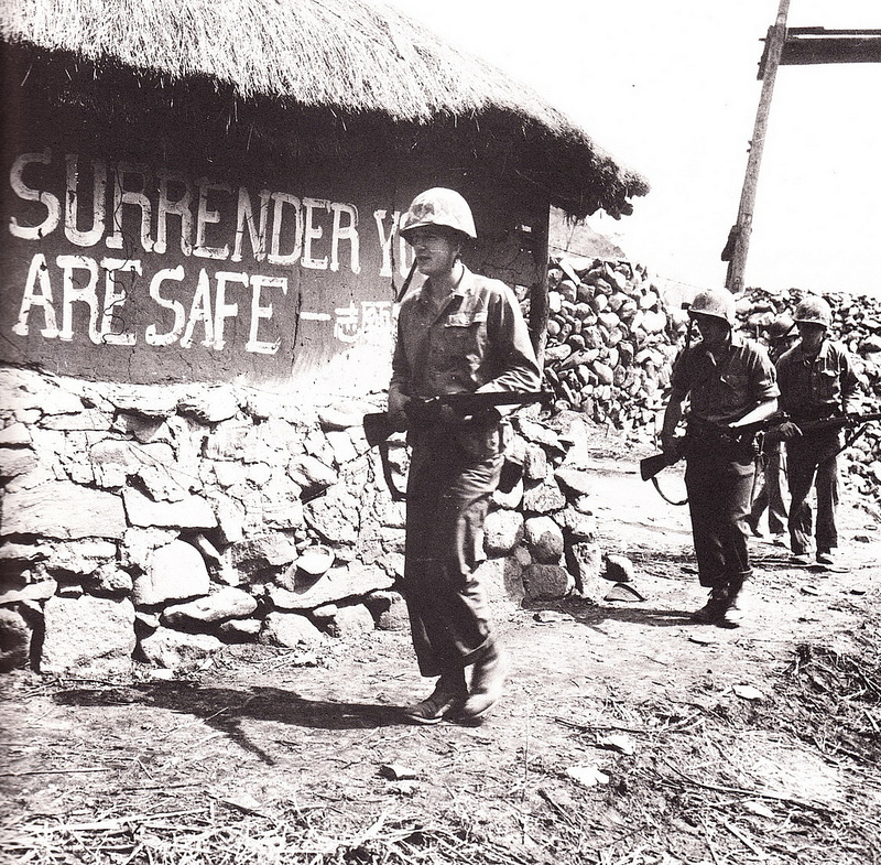 1 朝鲜战争－美国兵遇到志愿军标语‘缴枪不杀’.jpg