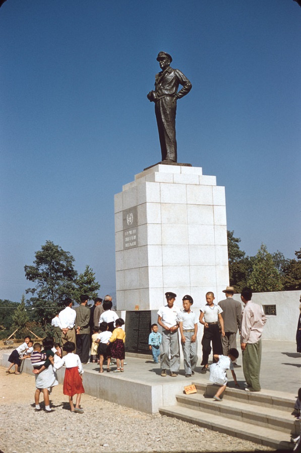 164a MacArthur Statue, Inchon,1957.jpg