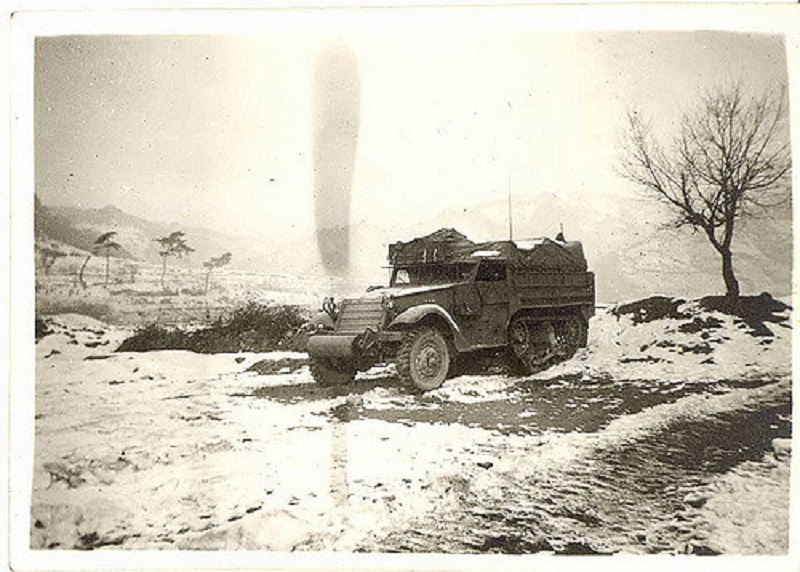 20 一九五二年美国军车在朝鲜战场上.jpg