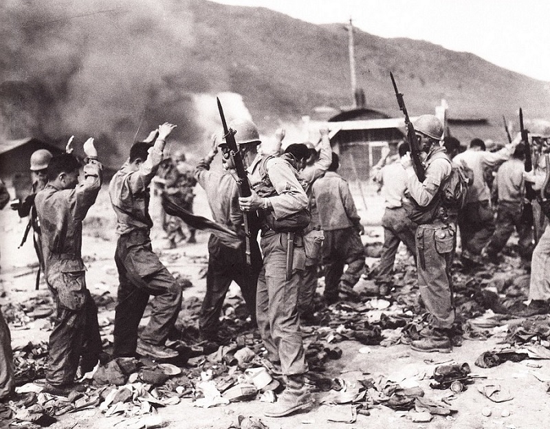 26 朝鲜战争－ 巨济岛战俘营暴动被美军空降团镇压.jpg