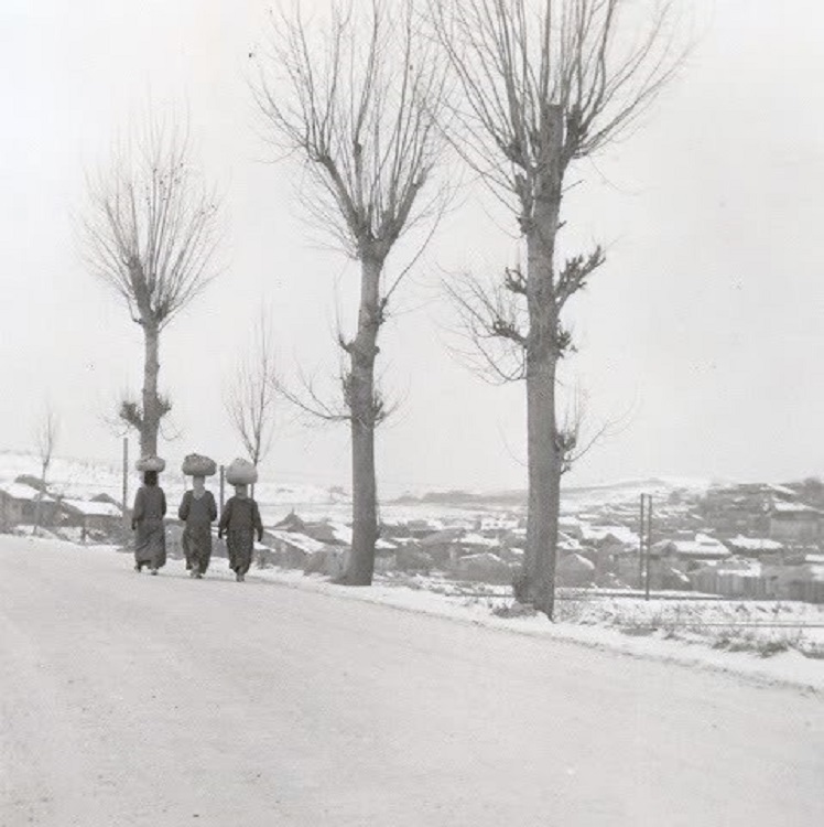 9 MamaSans near Munsan Ni, S. Korea, Dec. 1957.jpg