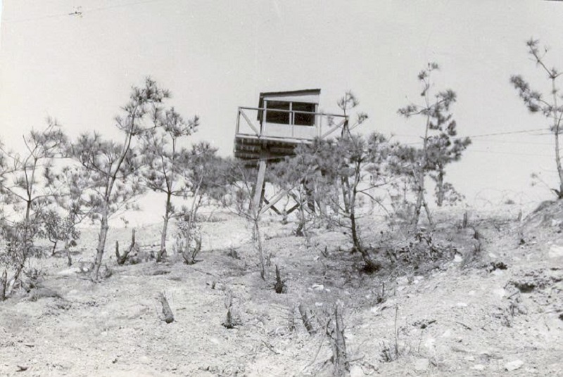 25 Gun tower at 15th QM Co. 1958.jpg
