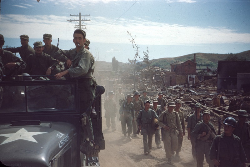 12 A remarkable photo of the early combat in the Korean War. Jinju city.jpg