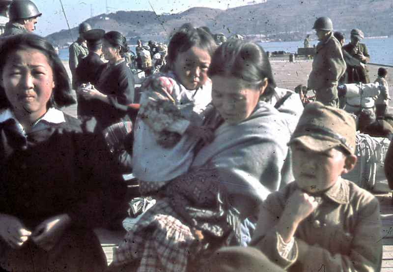 Refugees Fusan 1945.jpg