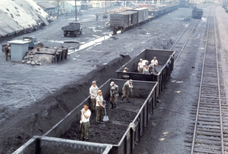 256 Unloading Coal by Hand in Pusan.jpg