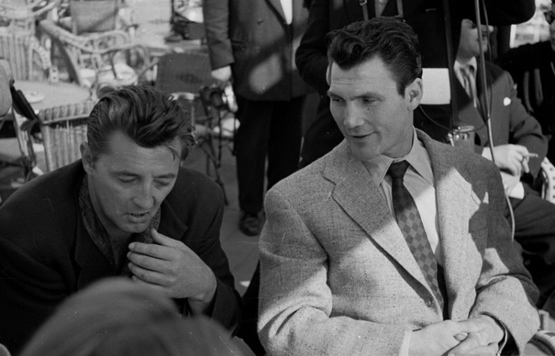 zRobert Mitchum and Jack Palance, 1954.jpg