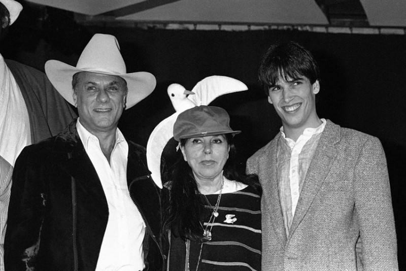 zTony Curtis, Berta Domiguez and Christopher Chaplin, 1984.jpg