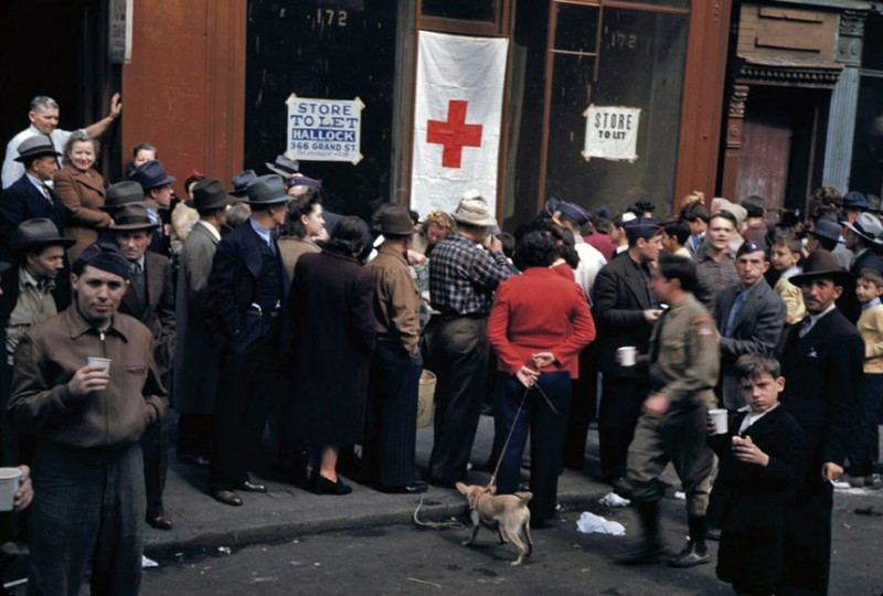 Crowd-gathers-during-Salvage-collection-in-Lower-East-Side-1942.jpg
