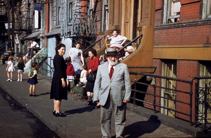 Residents-of-lower-Clinton-St-near-East-river-Saturday-afternoon-1941.jpg