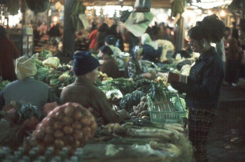 1973-11 Shopping in Uijeongbu2.JPG