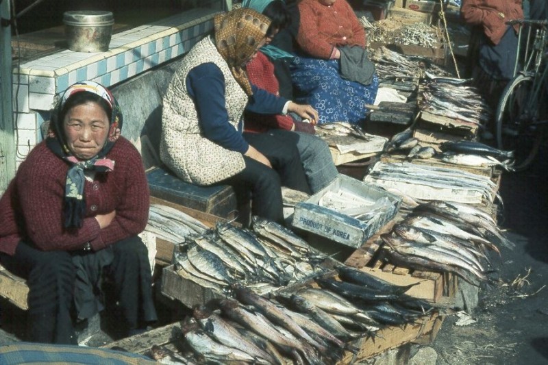 1973-11 Shopping in Uijeongbu5.JPG