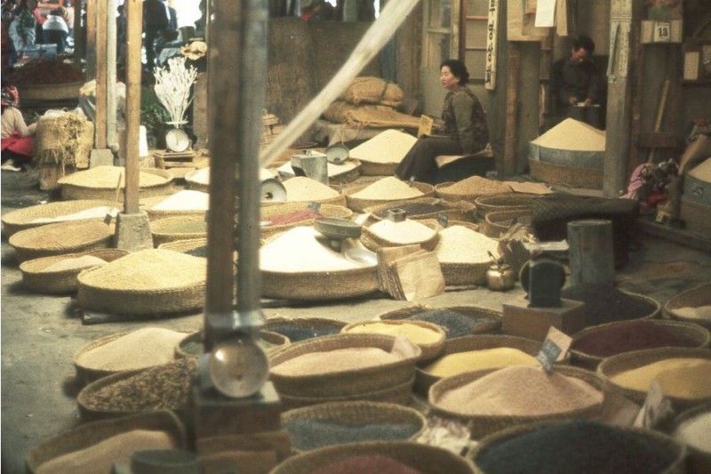 1973-11 Shopping in Uijeongbu8.JPG