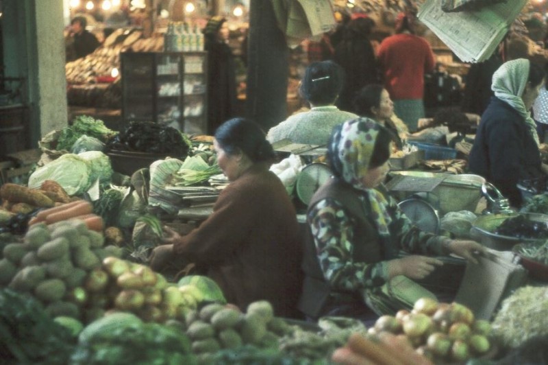 1973-11 Shopping in Uijeongbu9.JPG