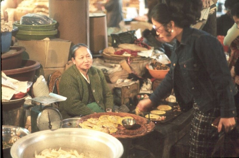 1973-11 Shopping in Uijeongbu10.JPG