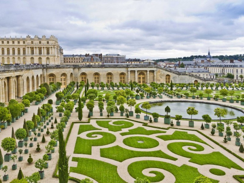 get-lost-in-the-maze-of-gardens-at-the-palace-of-versailles.jpg