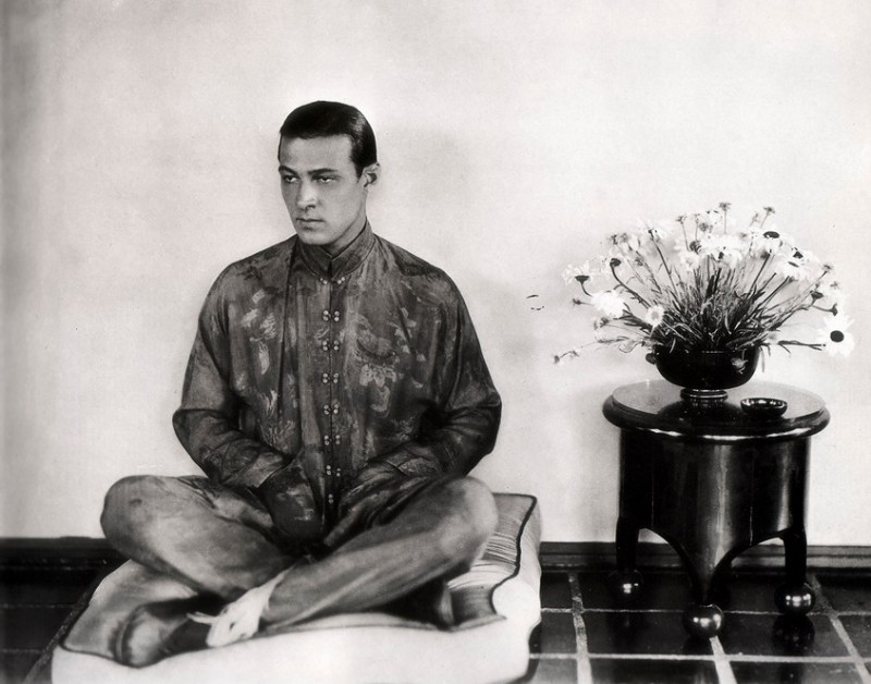 Rudolph-Valentino-considered-to-be-the-first-male-sex-symbol-of-cinema-during-the-silent-era_.jpg