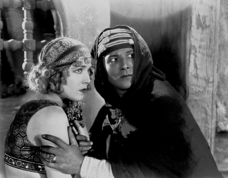 Rudolph-Valentino-with-Vilma-Banky-in-The-Son-of-the-Sheik-1926_.jpg