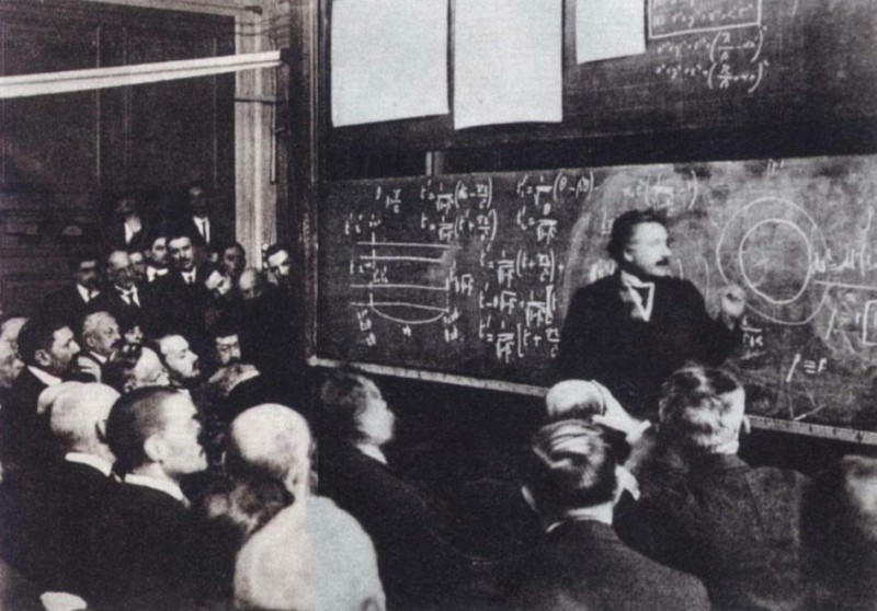 Albert Einstein lecturing on relativity, Paris, 1922.jpg