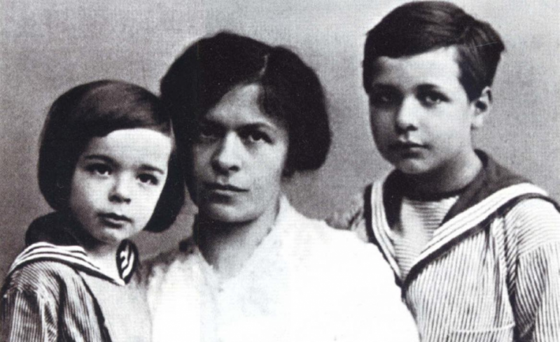 Albert Einstein’s first wife, Mileva Maric, and his sons Eduard (l.) and Hans Albert (r.) (1914, the year Einstein and Mileva separated).jpg