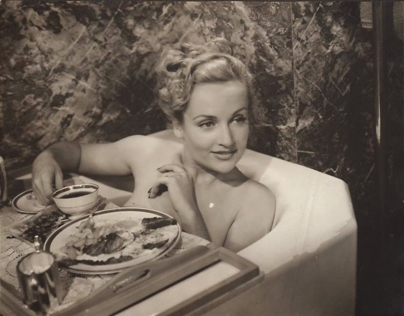 carole lombard 1940 bath1.jpg