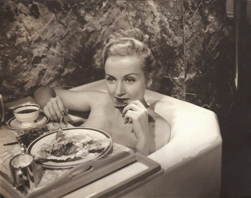 carole lombard 1940 bath2.jpg