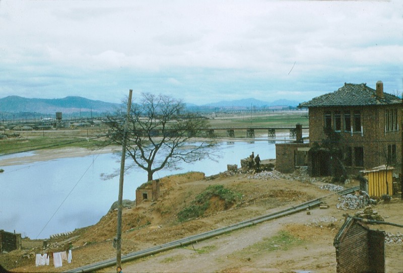73K-16 Han River bridge to K-16 Looking East toward Seoul 1955.jpg
