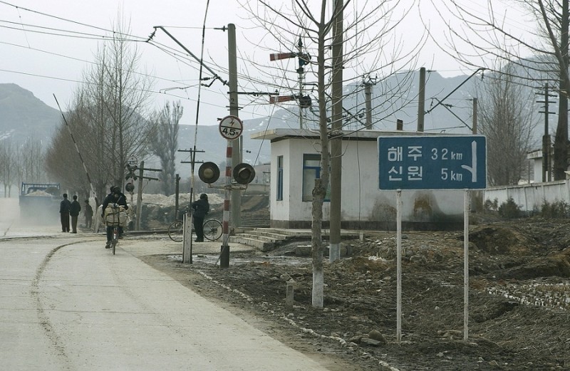 6Railway crossing, Muhak Village, Sinwon County.jpg