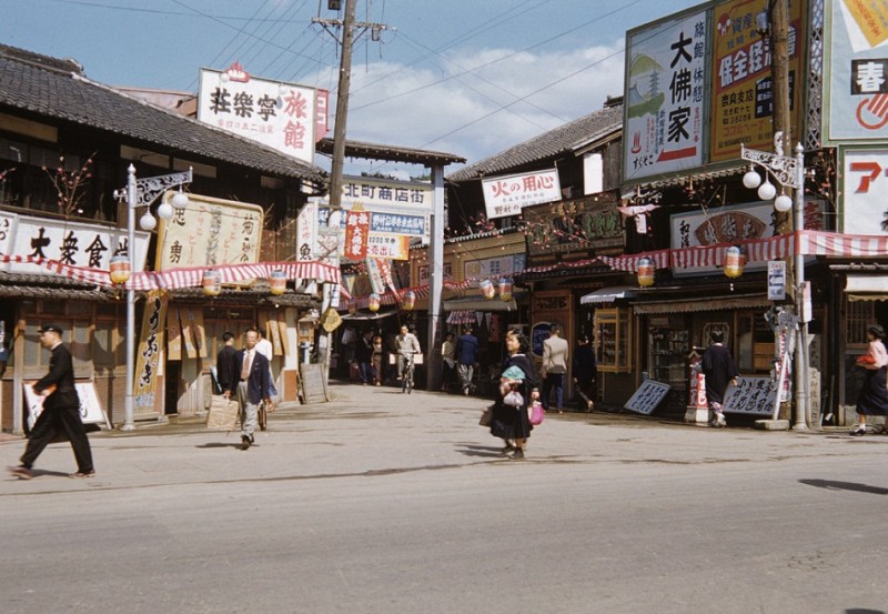 10Japanese street scene, 1952.jpg