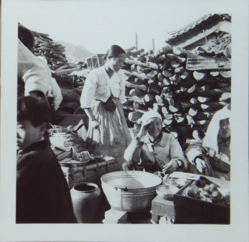 Market in Korea,1947.jpg